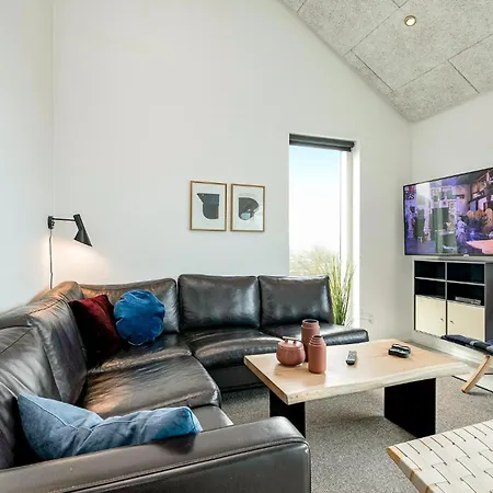 4 Bedroom Cozy In Blokhus