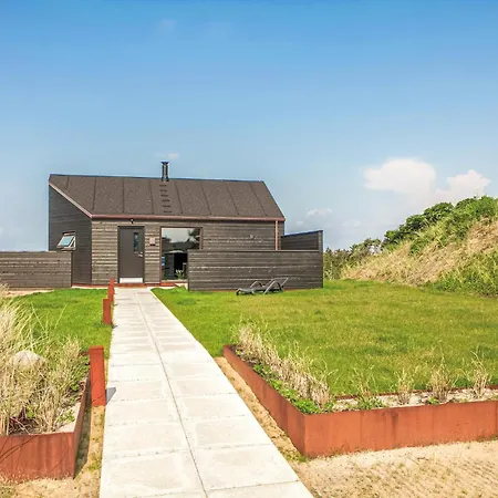 4 Bedroom Cozy In Blokhus